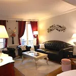 Two-Bedroom Apartment Champs-Elysées