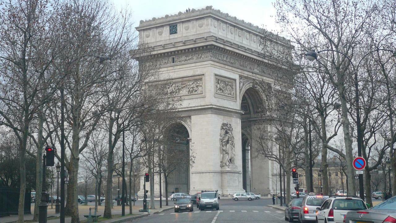 Two-bedroom Champs-elysées Parigi